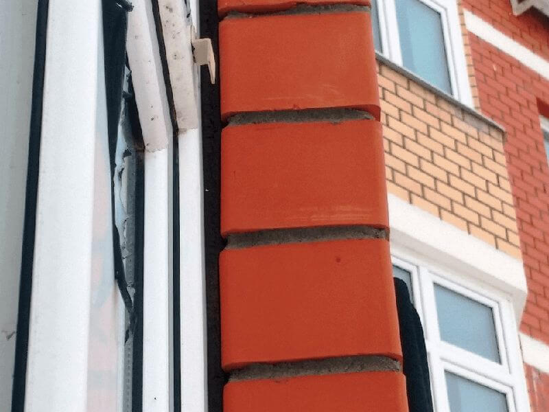 Рисунок примера, когда строительный раствор не уложен заподлицо по вертикальной плоскости кирпича